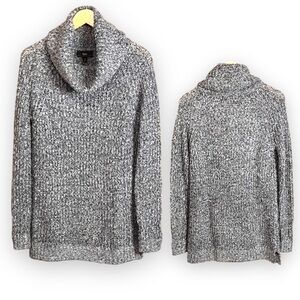 𝅺mossimo juniors gray with some sparkle! Cowl neck sweater, size Medium.